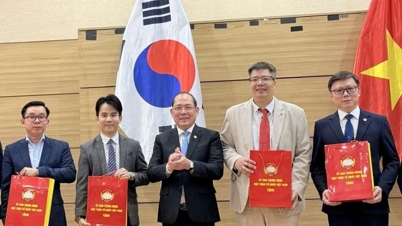 Phó Chủ tịch Ủy ban Trung ương Mặt trận Tổ quốc Việt Nam Hoàng Công Thủy trao quà cho đại diện Hiệp hội Doanh nhân và Đầu tư Việt Nam-Hàn Quốc và Hội Chuyên gia-Tri thức Việt Nam-Hàn Quốc.