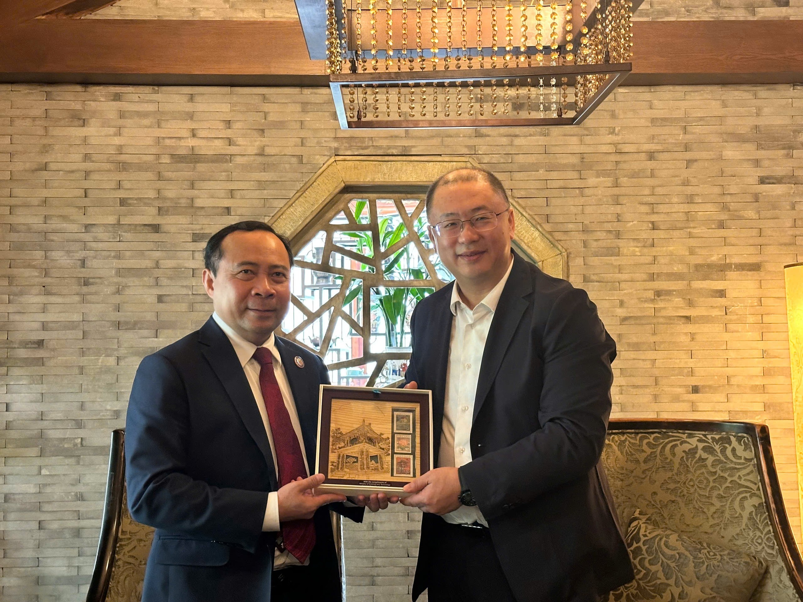 武海军部长与中国中兴通讯集团高级领导举行会谈。 武海军部长与中国中兴通讯集团高级领导举行会谈。