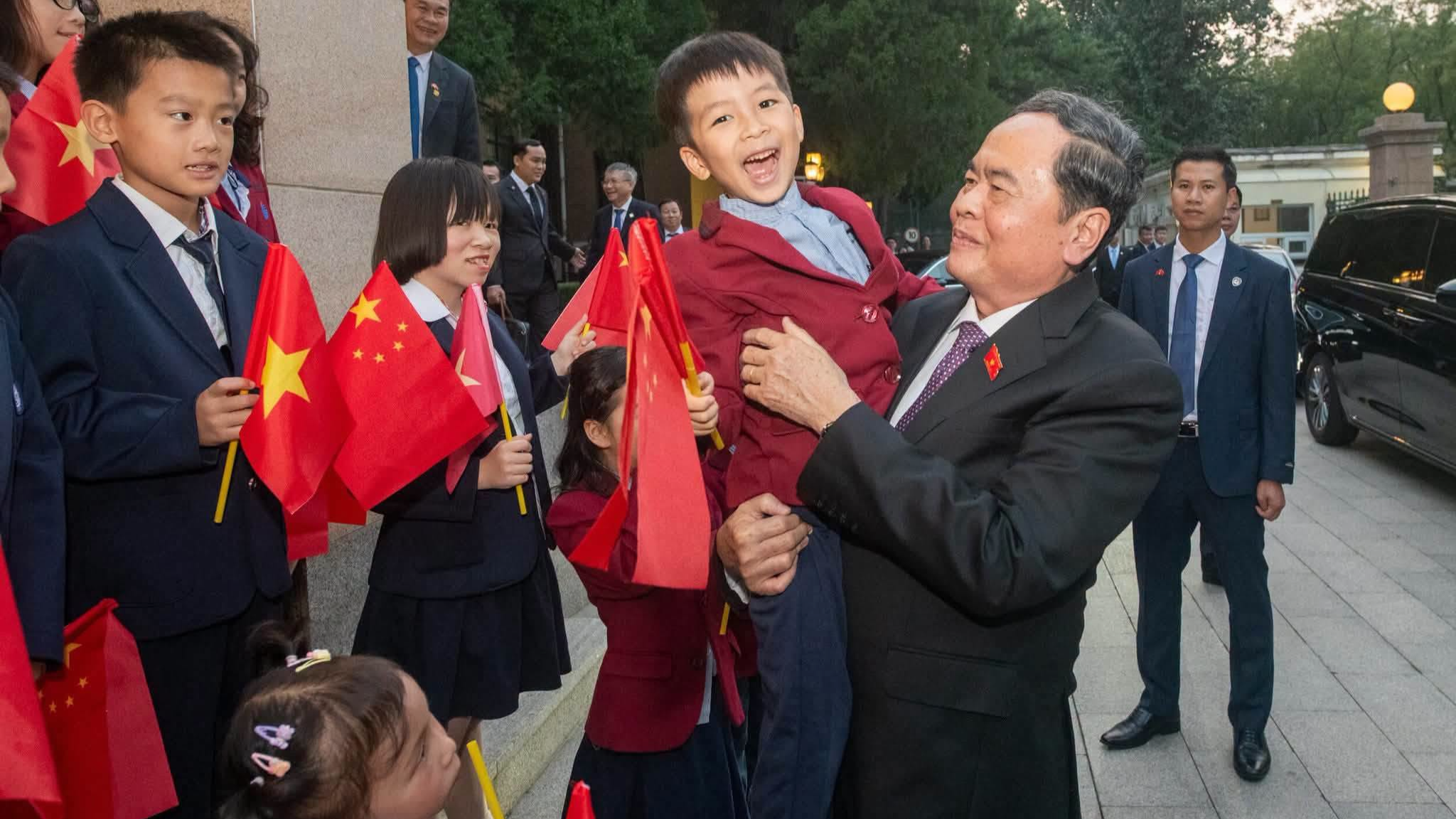 陈青敏同志亲切问候在京生活的各代侨胞和越南儿童。 陈青敏同志亲切问候在京生活的各代侨胞和越南儿童。