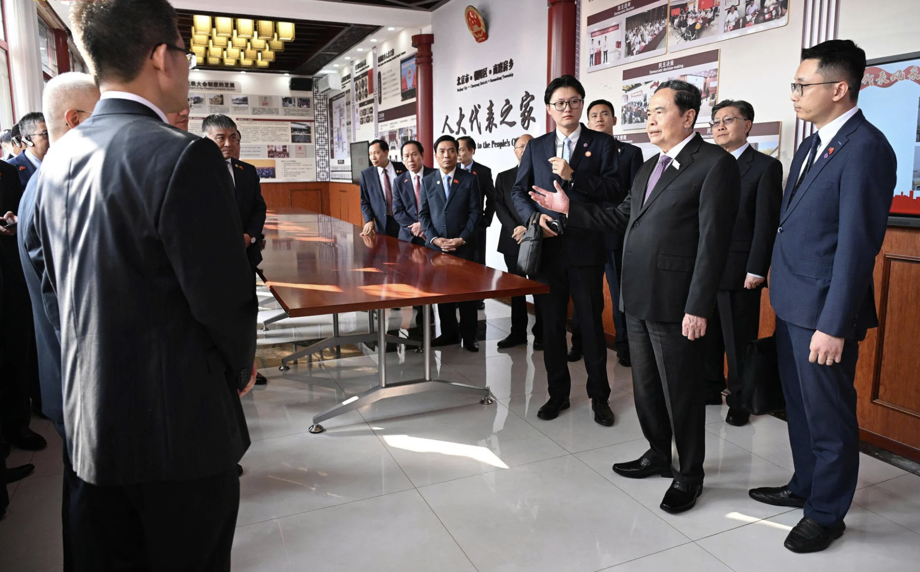 越南国会主席陈青敏听取关于中国首都北京典型立法模式的介绍。